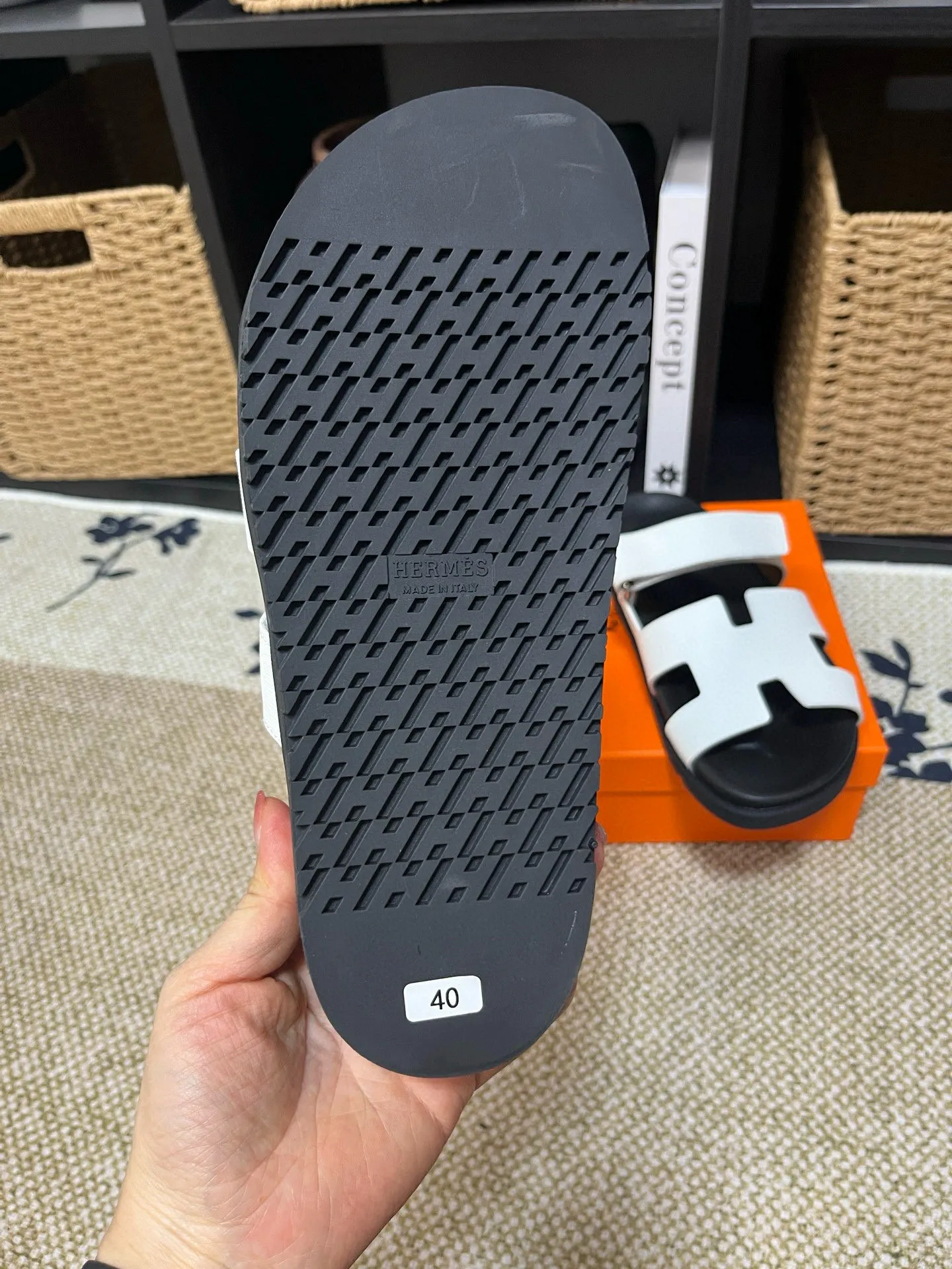 Factory price: 340💰Long-term availability Hermes men's Kazimir slippers for couples - top quality, Hermès woven calfskin functional sandals. The interwoven upper inspired by the "H" iconic pattern creates a casual look, which can be said to be a good companion for summer. Imported cowhide + cowhide lining + TU men's shoes💰Outsole Size: 35-46